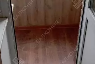 Холодное остекление балкона с отделкой