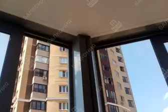 Отделка пола и потолка на балконе