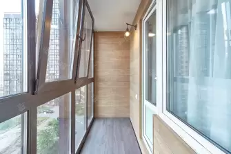 Отделка балкона ламинатом с утеплением и остеклением Рехау 