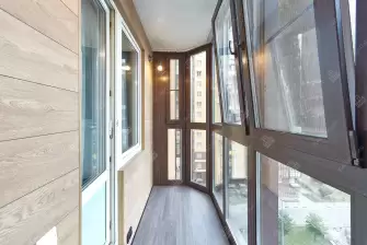 Отделка балкона ламинатом с утеплением и остеклением Рехау 