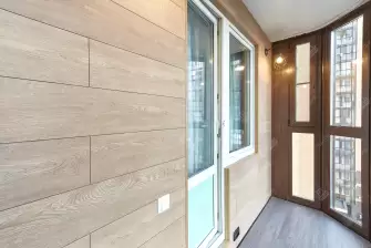 Отделка балкона ламинатом с утеплением и остеклением Рехау 