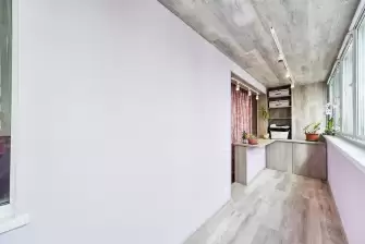 Объединение балкона с комнатой с отделкой и остеклением