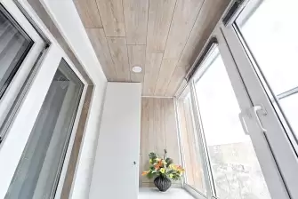 Отделка балкона ламинатом