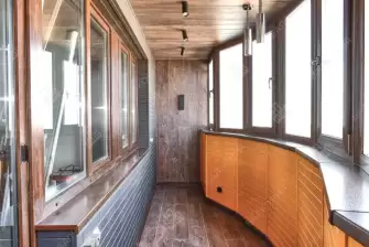 Отделка эркерной лоджии ламинатом и стеновым паркетом 