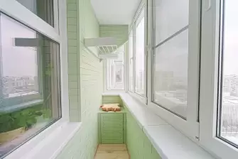 Отделка стеновым паркетом Г-образного балкона с утеплением