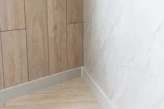 Отделка гибким мрамором балкона Утюжок