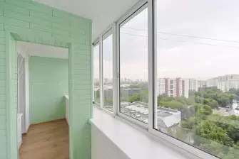 Отделка стеновым паркетом лоджии с ригелем