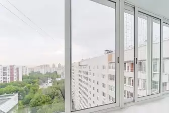 Отделка стеновым паркетом лоджии с ригелем