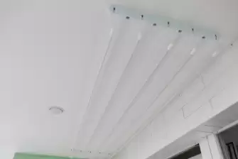 Отделка стеновым паркетом лоджии с ригелем