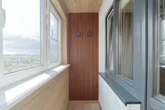 Дизайнерская отделка рейками балкона