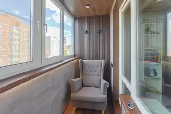 Отделка балкона декоративными рейками