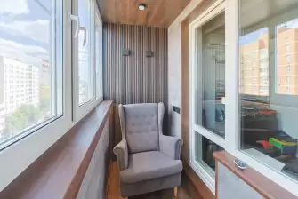 Отделка балкона декоративными рейками