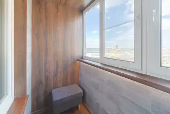 Отделка балкона декоративными рейками