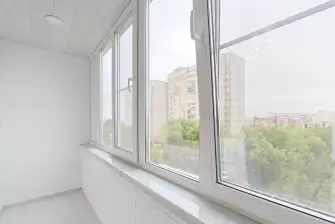 Объединение балкона с комнатой и отделка стеновым паркетом