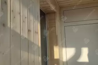 Холодное остекление балкона и отделка деревянной вагонкой