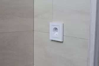 Отделка балкона ламинатом с боковым окном