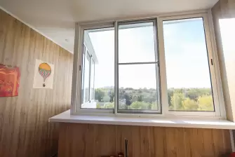 Отделка ПВХ панелями и холодное остекление на балконе