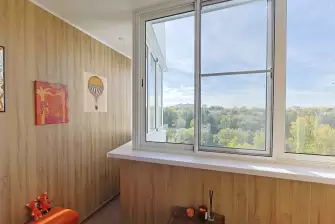 Отделка ПВХ панелями и холодное остекление на балконе