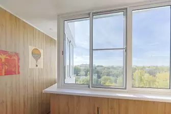 Отделка ПВХ панелями и холодное остекление на балконе