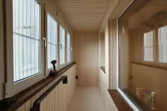 Установка окон и отделка балкона деревом