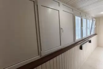 Установка окон и отделка балкона деревом