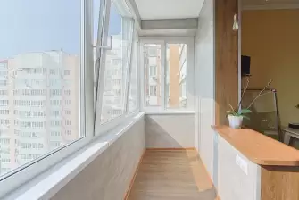 Отделка Г-образного балкона ламинатом с объединением с кухней