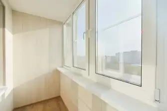 Отделка балкона ламинатом в светлых тонах