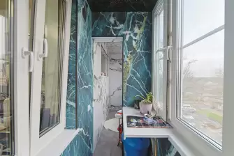 Отделка балкона гибким мрамором с зонированием пространства