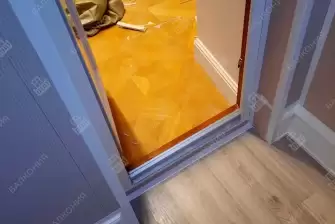 Отделка балкона панелями ПВХ и ламинат и установка кованого настенного плафона