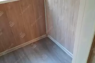 Отделка балкона под ключ ламинатом и натяжным потолком