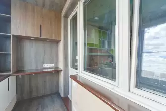 Отделка балкона под ключ ламинатом и натяжным потолком