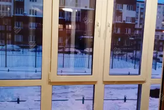 Панорамное остекление балкона и отделка ламинатом и панелями ПВХ