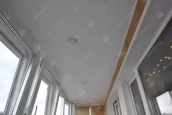 Остекление лоджии окнами с мультифункциональным стеклопакетом и отделка