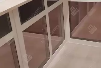 Панорамное остекление с тонировкой и отделка балкона