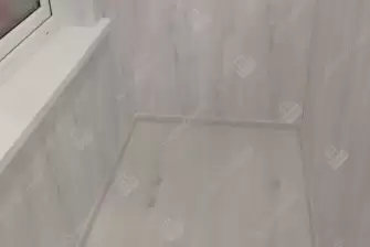 Отделка пола и потолка на балконе в кирпичном доме индивидуальной планировки