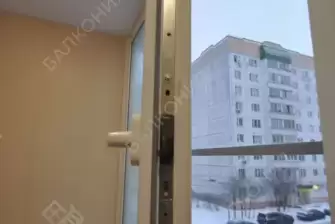 Остекление и отделка балкона ПВХ панелями и ламинатом
