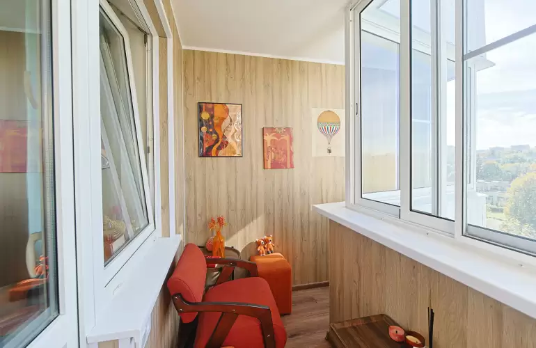 Отделка ПВХ панелями и холодное остекление на балконе