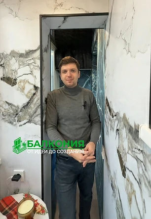 Отделка балкона в двух цветах гибкого мрамора